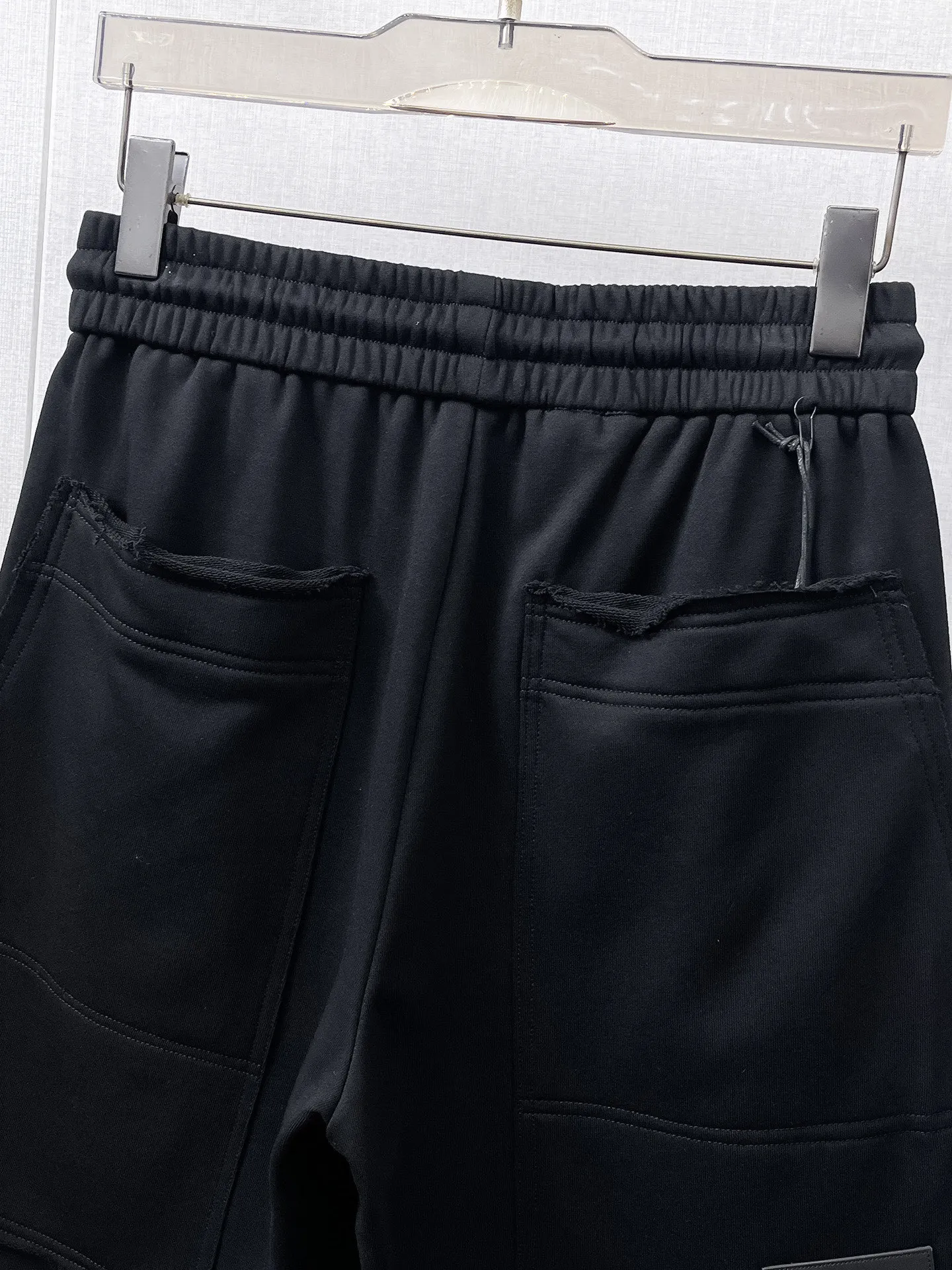 Balenciaga's three-standard complete 2026 summer New Arrival men's casual shorts, advanced custom-made Breathable fabric, Breathable fabric, extremely stretchy and comfortable, impeccable details, top-grade accessories, original logo design concept, delicate and soft feel! The upper body fit is awesome! Size: M-XXXL Please state your height and weight when ordering